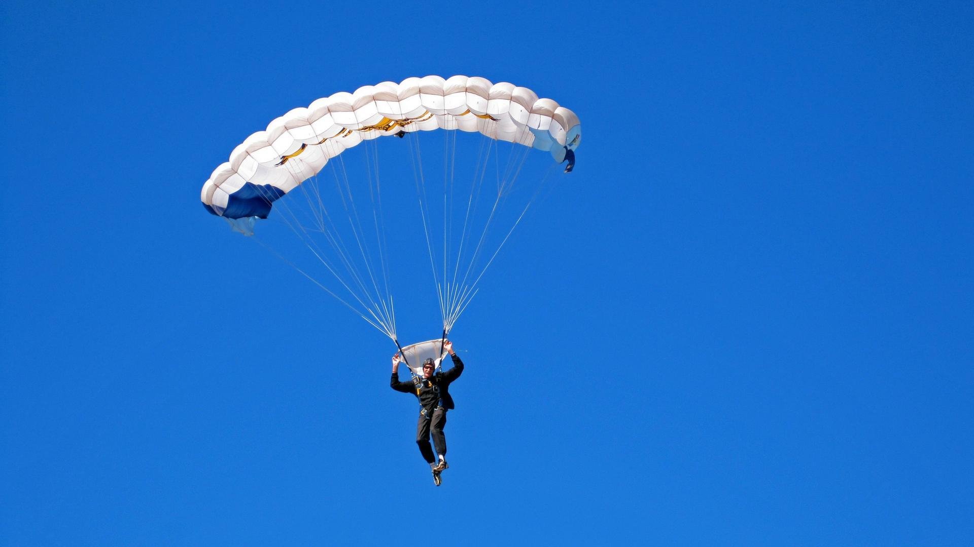 乐鱼体育平台官网-太阳在客场绝杀骑士，布克最后一投成比赛焦点！，布克36分 太阳力克骑士