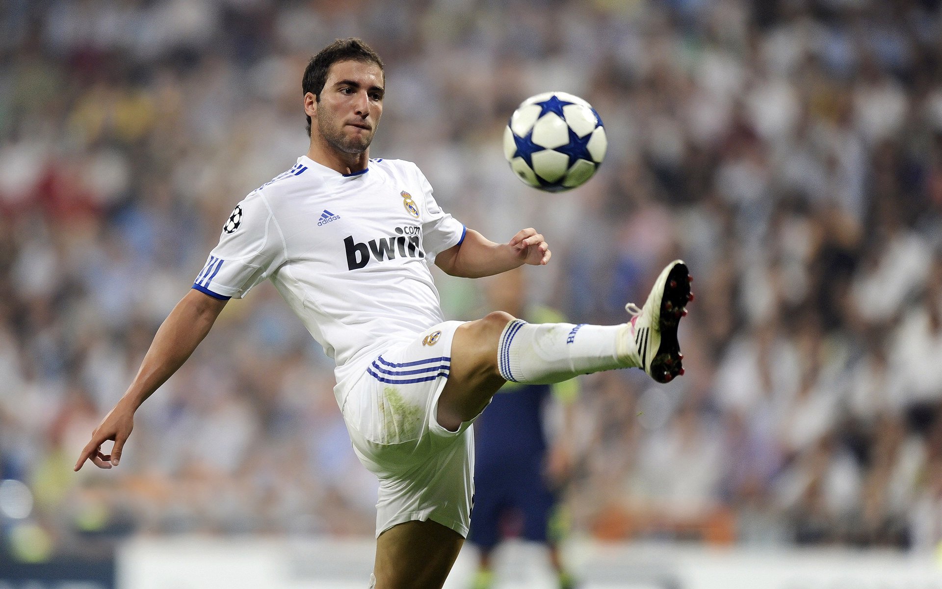 尼克斯通过“无人机运球挑战”在校园掀起热潮